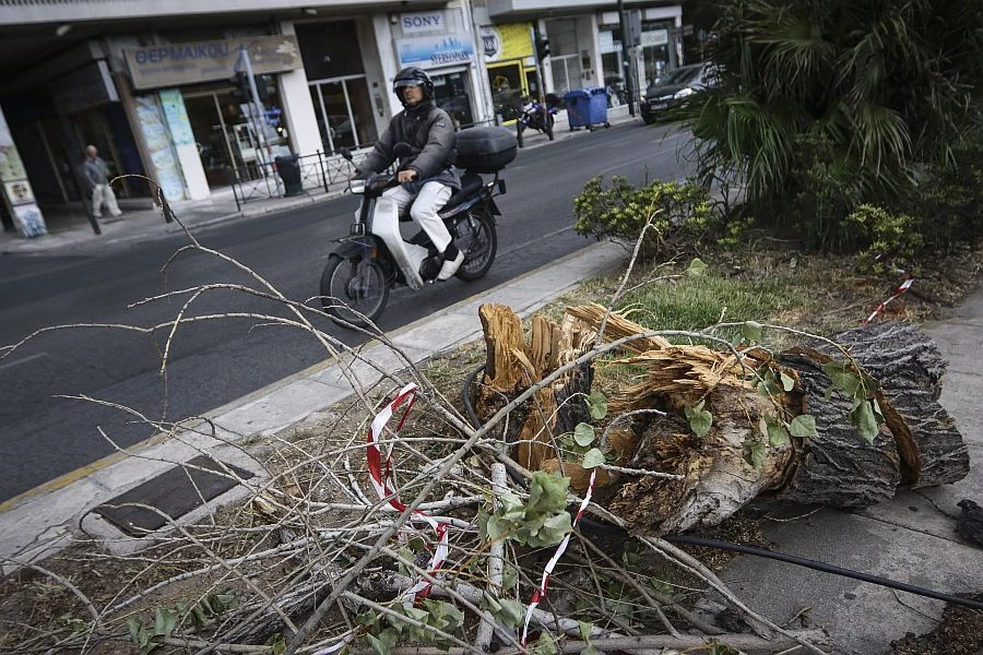 Υπουργείο Εργασίας: Κανονικά μισθό σε όσους δεν πάνε στη δουλειά τους εξαιτίας της κακοκαιρίας